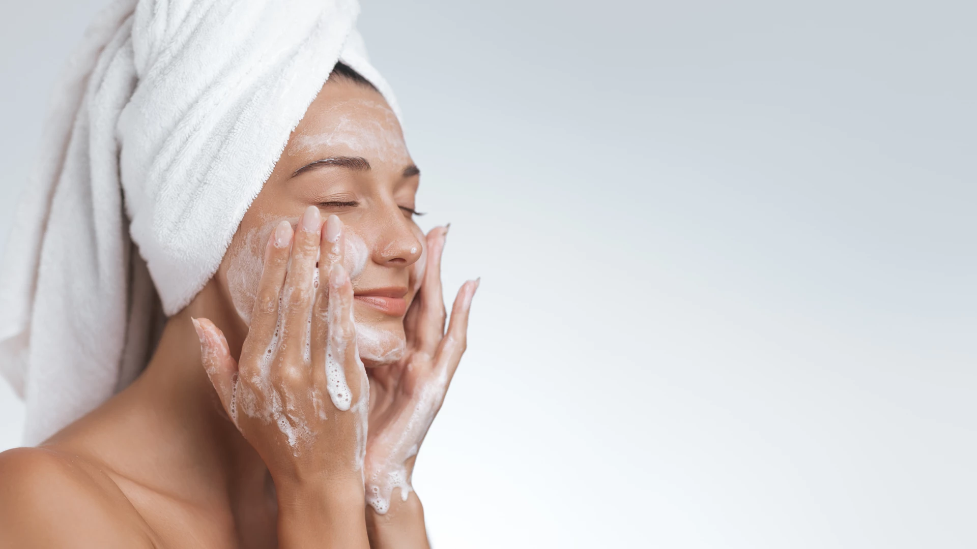 ##### Pourquoi c’est essentiel ?
Une peau propre et non irritée absorbe mieux les soins. Un nettoyage trop décapant (savons, mousses sulfatées, eau trop chaude) compromet l’hydratation en détruisant les lipides naturels protecteurs.