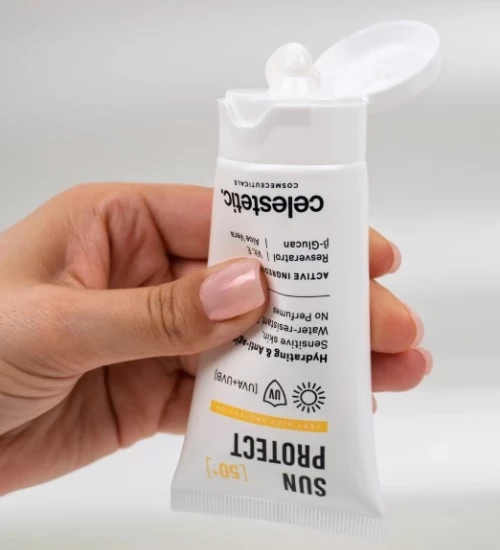 <h6>Composition en alcool et rôle :</h6>
Alcohol Denat (solvant), Butylene Glycol (humectant), Myristyl & Lauryl Alcohol (émollients)

<h6>Ingrédients qui compensent :</h6>
Glycerin, Aloe Vera, Tocopheryl Acetate, Glyceryl Caprylate