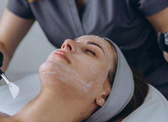 Les peelings chimiques aux acides de fruits : Quels bienfaits pour une peau éclatante ?