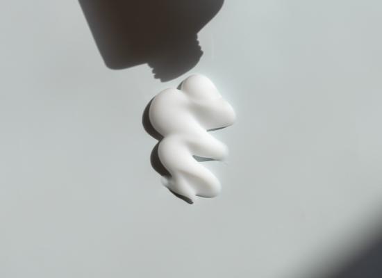 Hydrater sans graisser : le dilemme des peaux mixtes à grasses