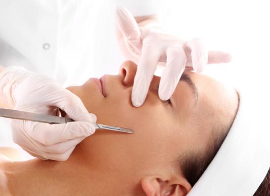 Dermaplaning : exfolier, lisser, illuminer – tout ce qu’il faut savoir
