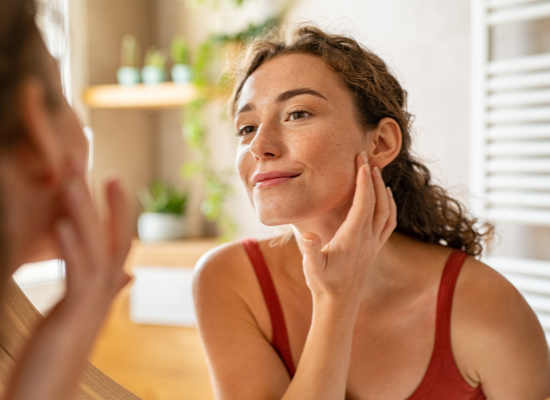 Exfoliation douce du visage : pourquoi choisir un gel aux AHA, BHA et PHA ?