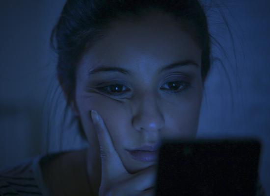 Écrans vs LED : la vérité surprenante sur la lumière bleue et votre peau