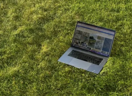 Crème solaire au bureau : pourquoi votre peau en a besoin même sans soleil
